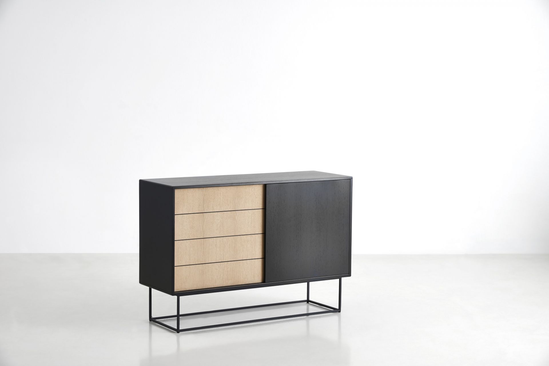 Virka Sideboard hoch von Woud, modernes Sideboard mit Schiebetür und drei Schubladen aus Eiche.