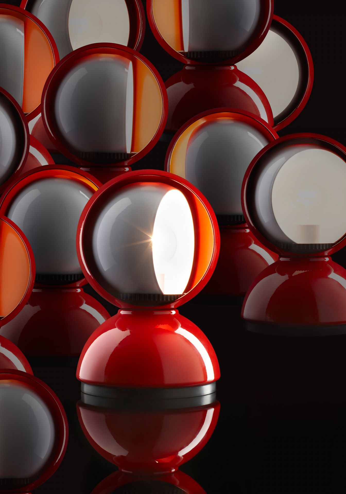 Rote Eclisse Lampe von Artemide: Tischleuchte oder Wandleuchte, ikonisches Designobjekt, stimmungsvolle Beleuchtung.