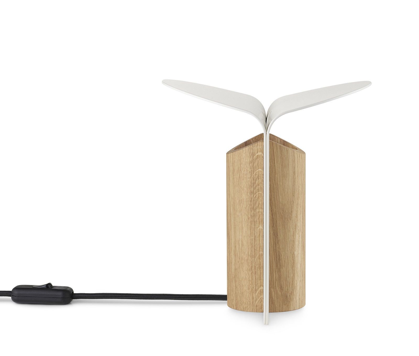 RF200 Petal Lamp Tischleuchte von Carl Hansen & Søn aus Eichenholz mit weißen Lampenschirmen.