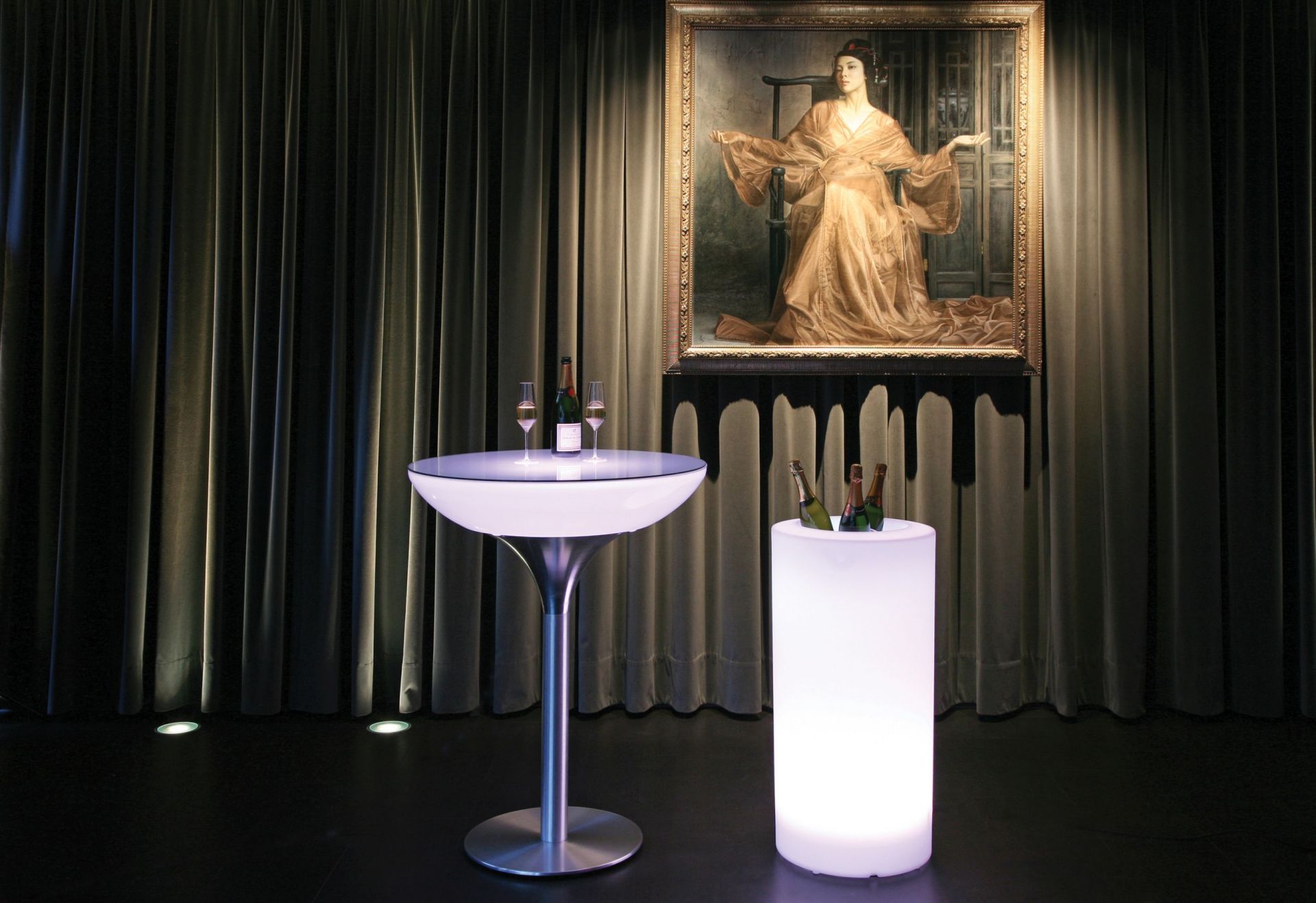 Moree Cooler: LED Getränkekühler mit beleuchtetem Stehtisch für Outdoor-Partys und stilvolle Events.