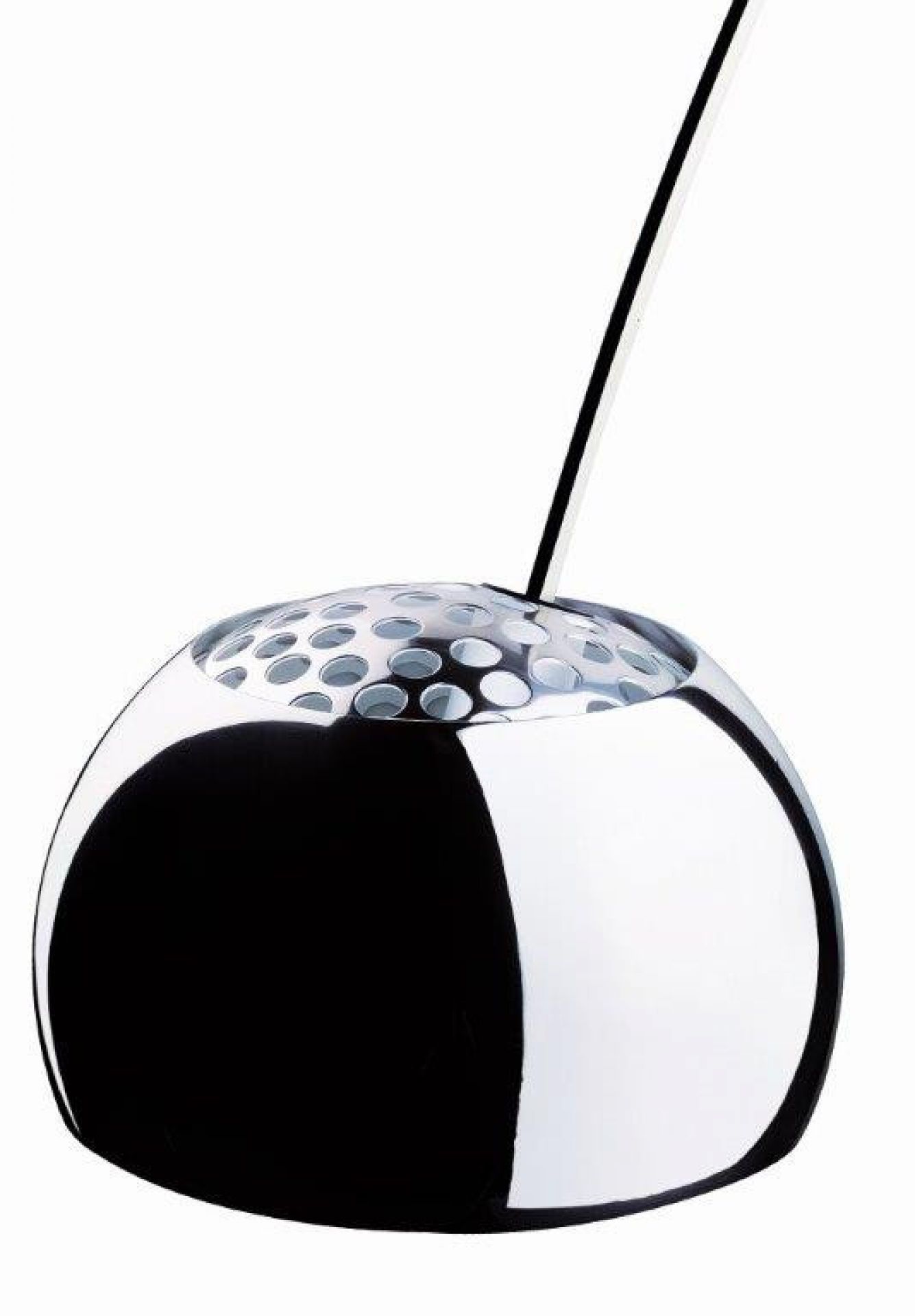 Detailaufnahme der Flos Arco LED Stehleuchte mit verchromtem Lampenschirm und gelochter Oberfläche.