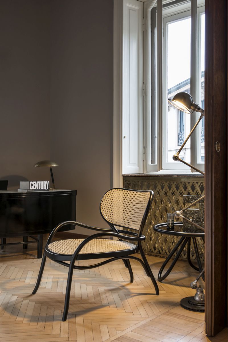 Lehnstuhl Sessel im Wiener GTV Design mit Rohrgeflecht Sitzfläche und gebogenem Holzrahmen.