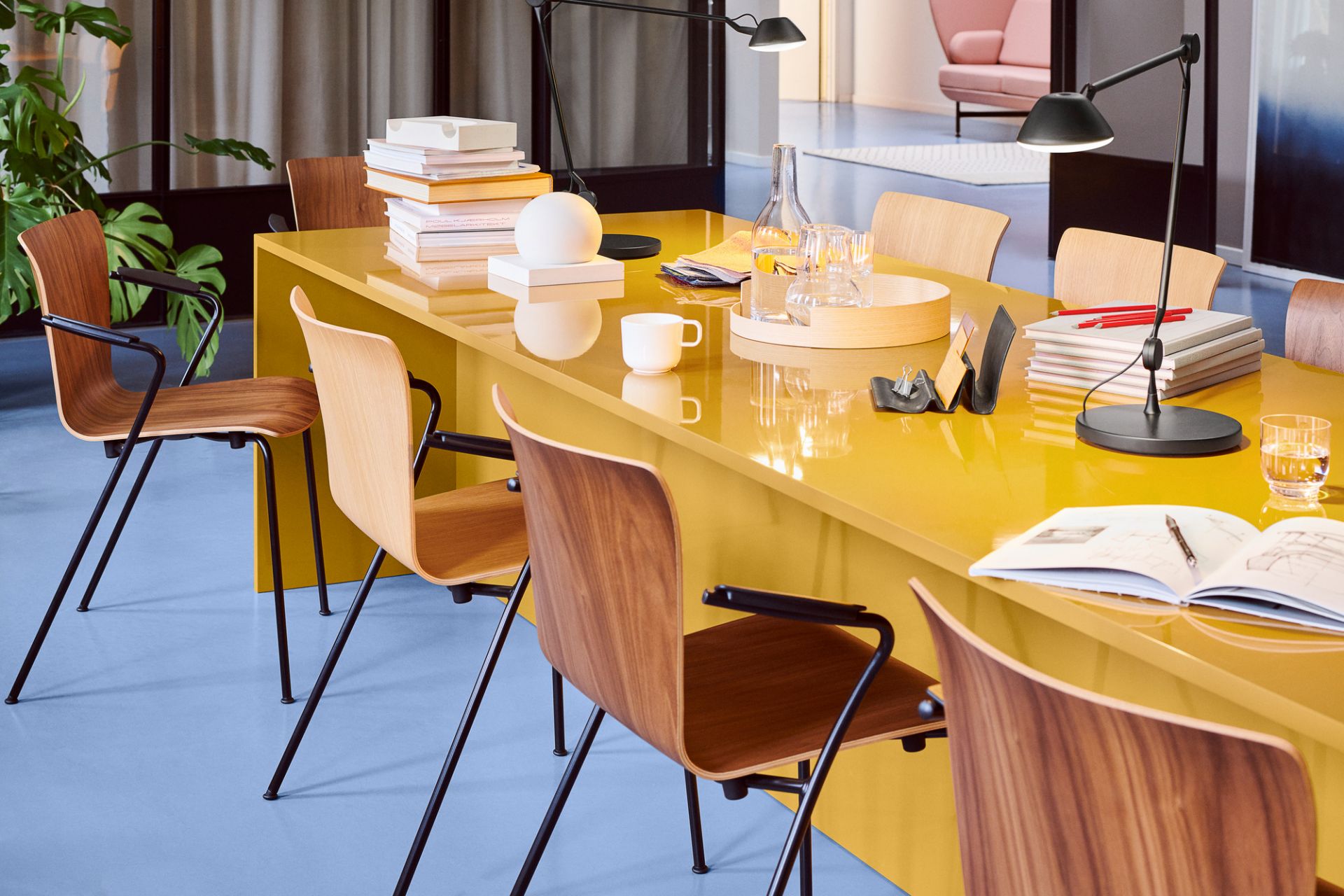 Vico Duo Stühle von Fritz Hansen um einen gelben Tisch in einem modernen Büro.