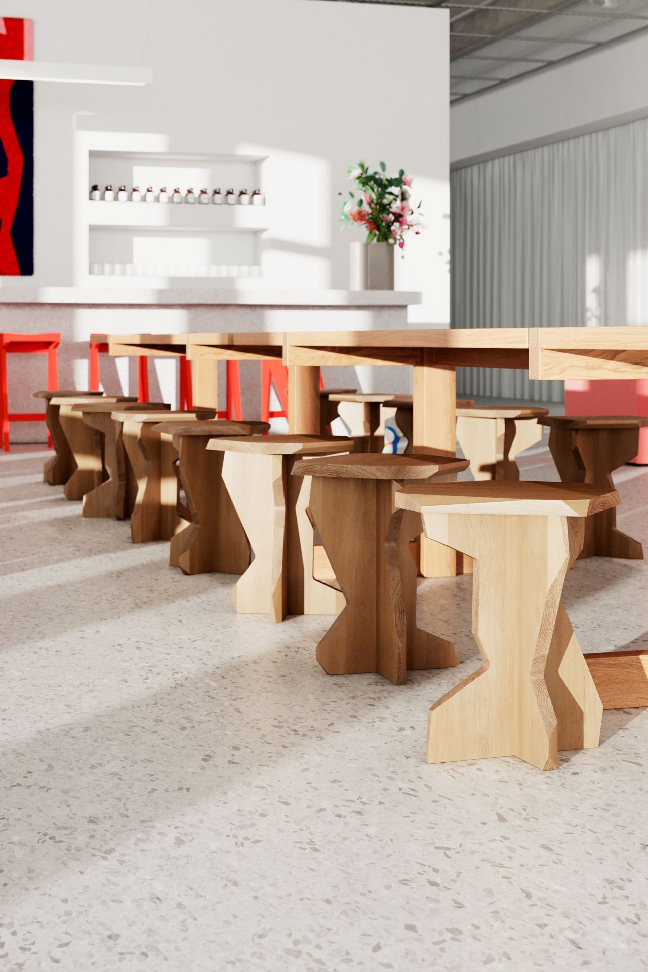 Reihe von FELS Hockern aus Esche in hellem Raum mit Terrazzoboden und Holztisch.