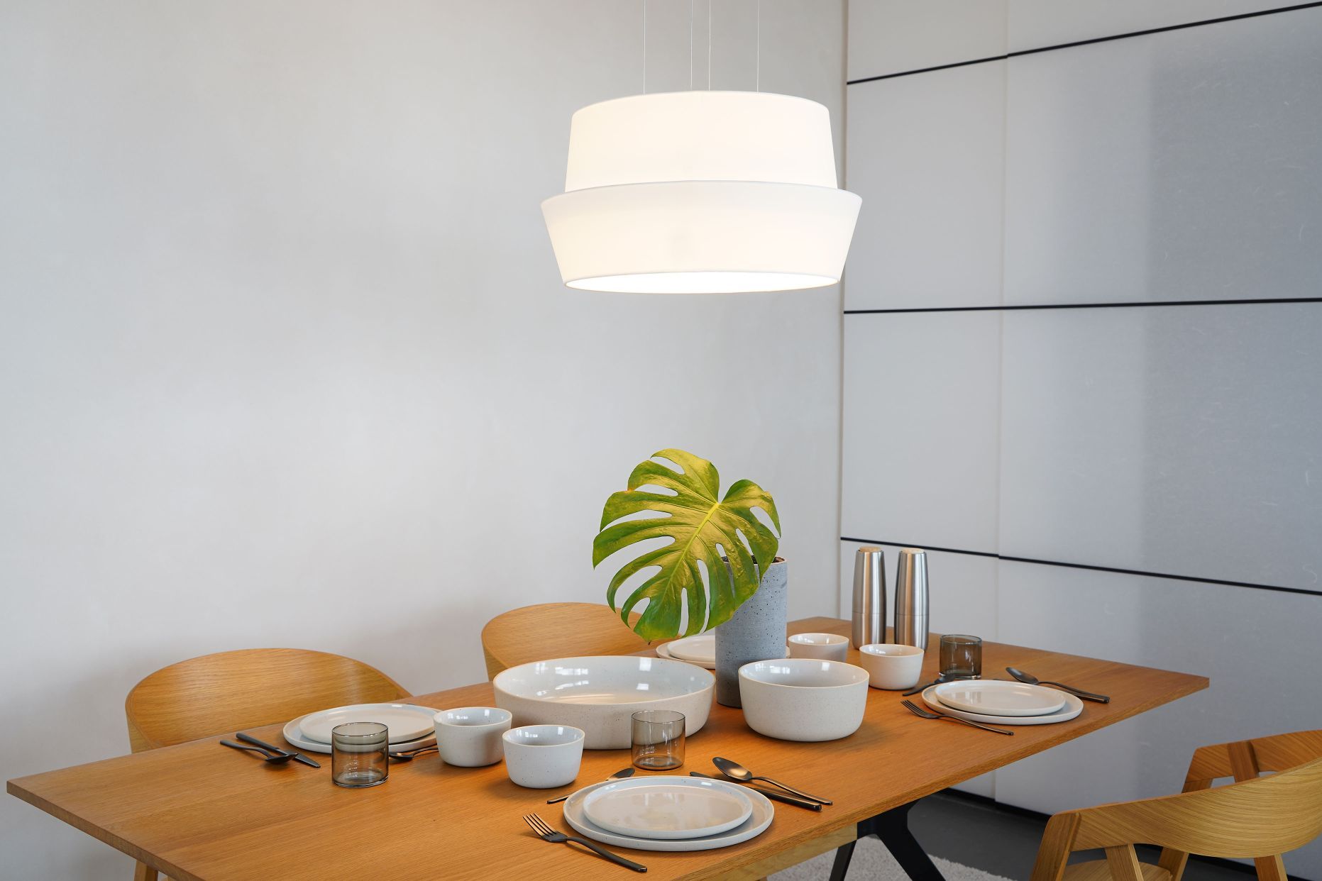 Helle Fly Pendelleuchte O von Maigrau über Esstisch mit Geschirr und Dekoration.