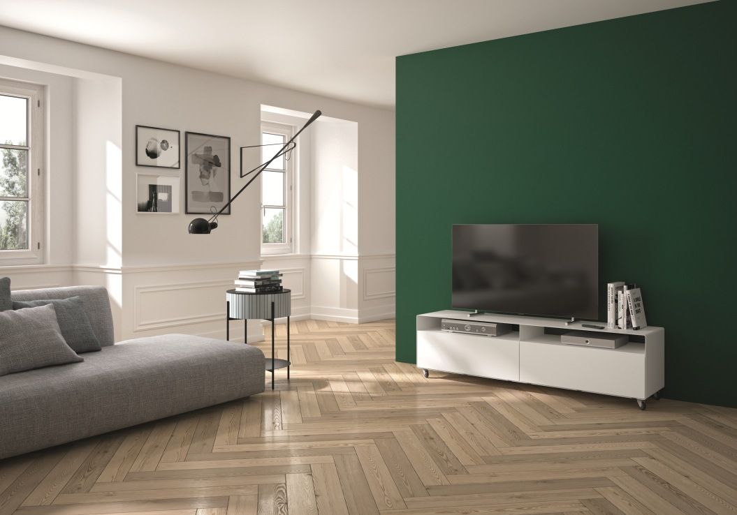 Helles Wohnzimmer mit R110 Sideboard von Müller Möbelfabrikation in Weiß, modernes TV-Möbel mit Stauraum.