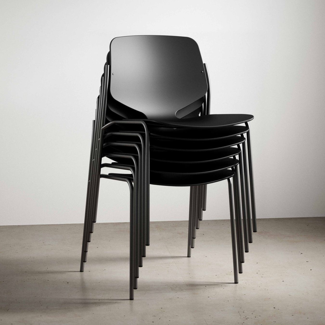 Stapel schwarzer Nova Sea Stühle von Mater, minimalistisches Design für Esszimmer und Büro.