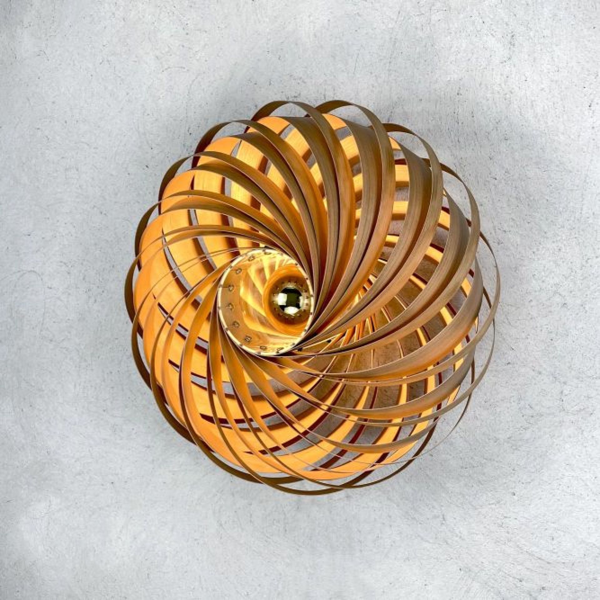 Veneria Wandleuchte aus Kirschbaumholz, spiralförmiges Design, indirekte Beleuchtung für stimmungsvolles Licht im Wohnraum.