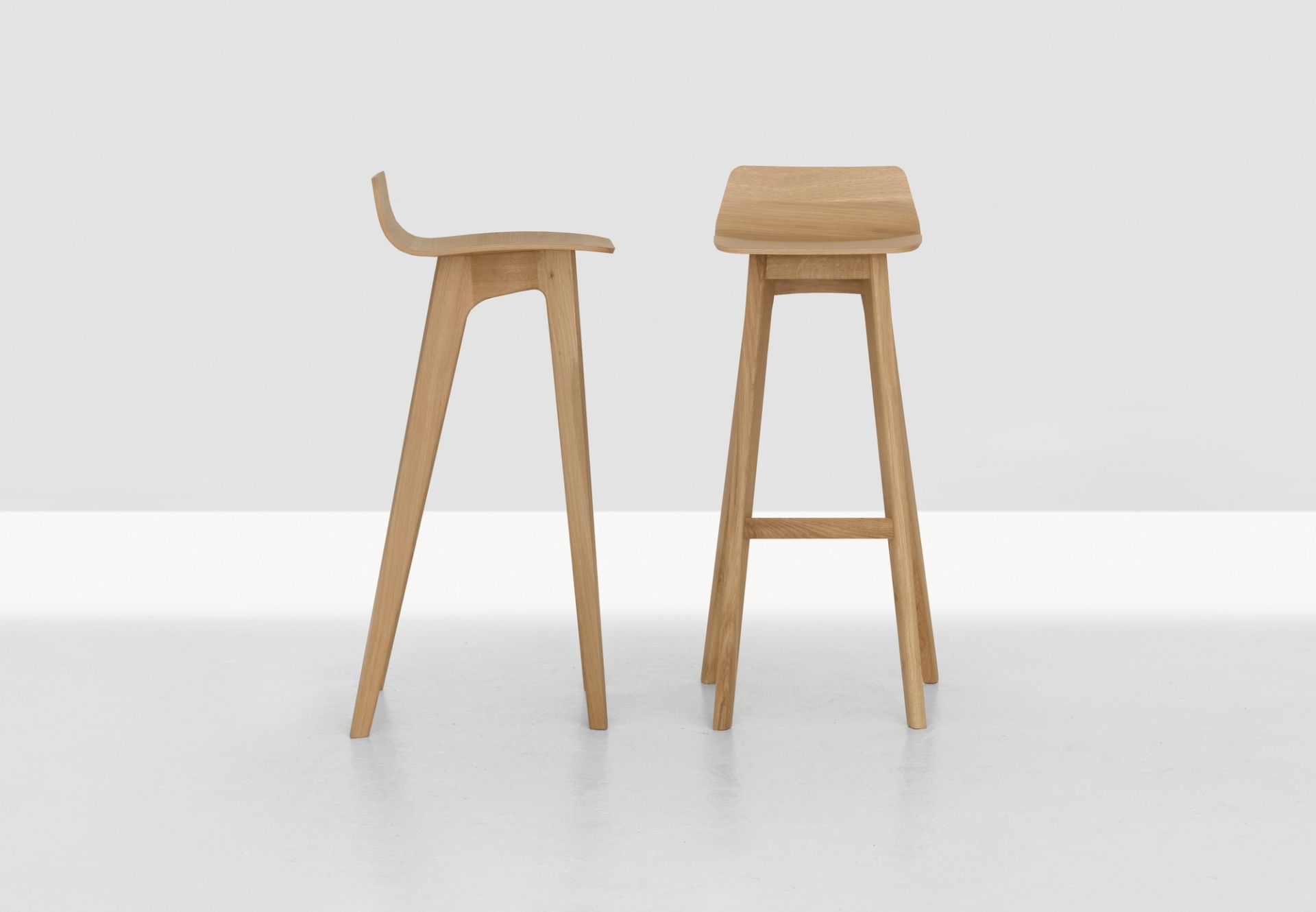 Zwei Morph Barhocker aus Eiche, Sitzhöhe 80 cm, modernes Design für Küche oder Bar.