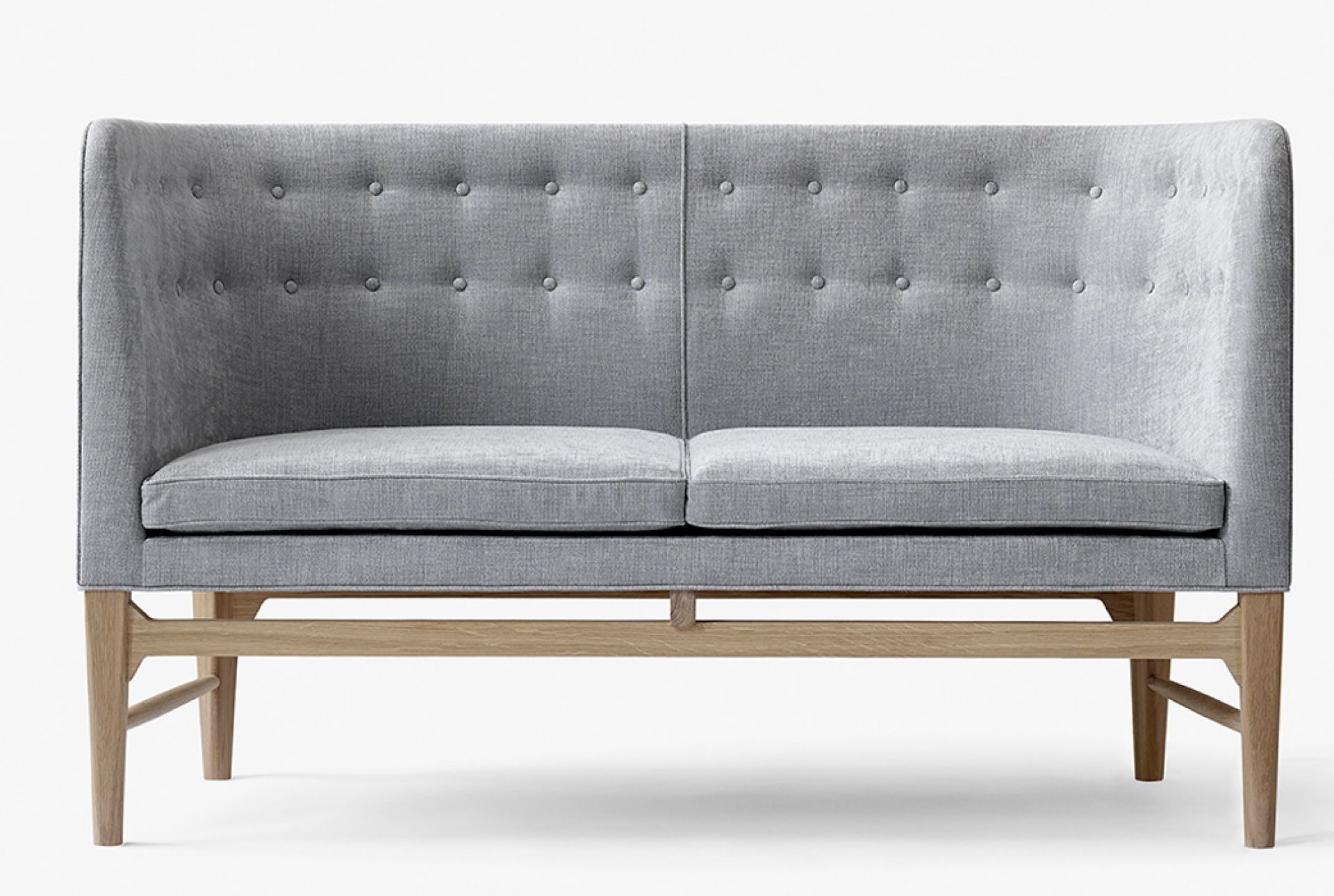 Graues Mayor 2-Sitzer Sofa von AndTradition mit Knopfleiste und hellem Holzgestell. Bequemes, modernes Sofa.