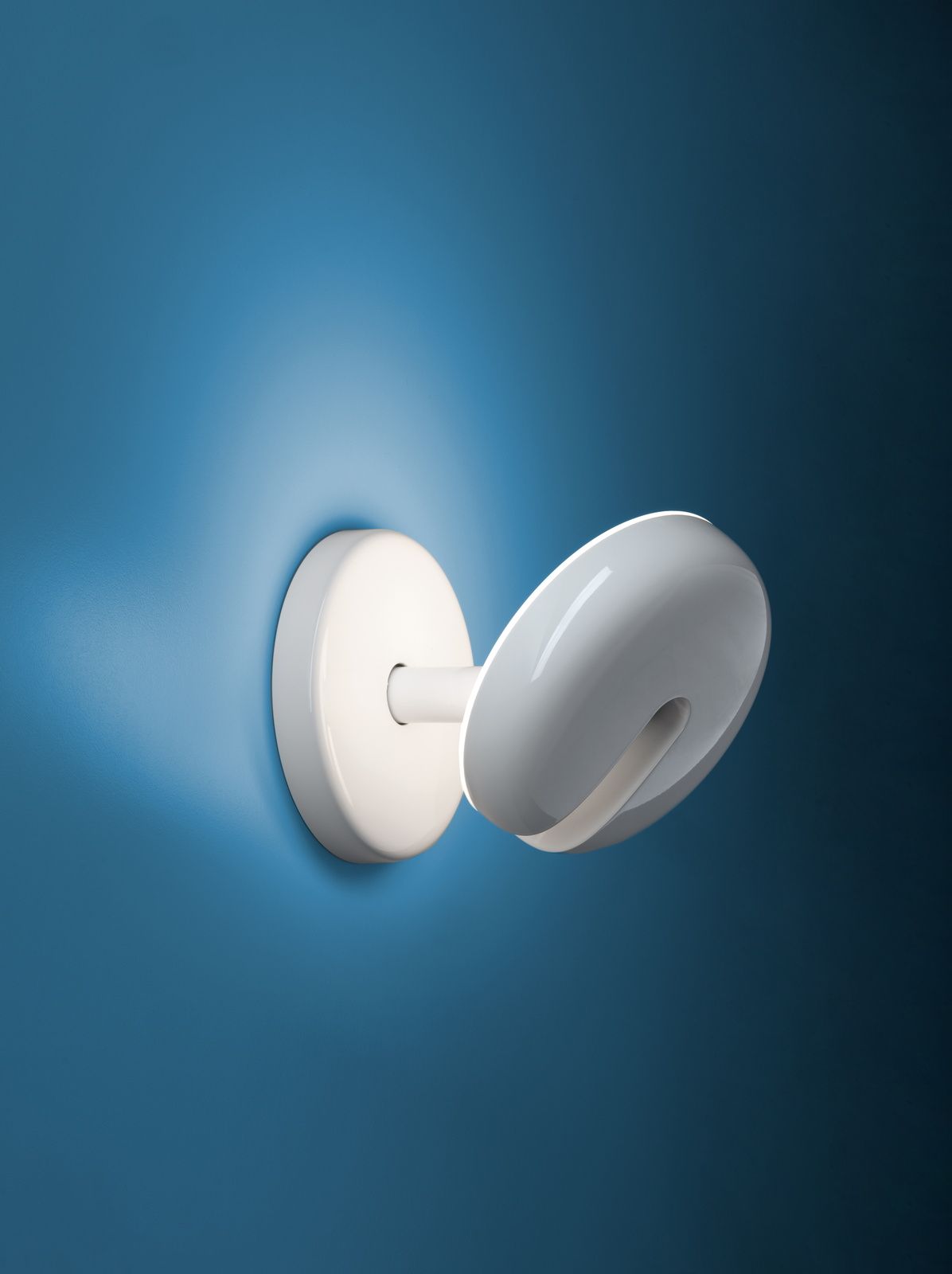 Weiße Cabriolette Wandleuchte von Martinelli Luce an blauer Wand, modernes Design, indirekte Beleuchtung.