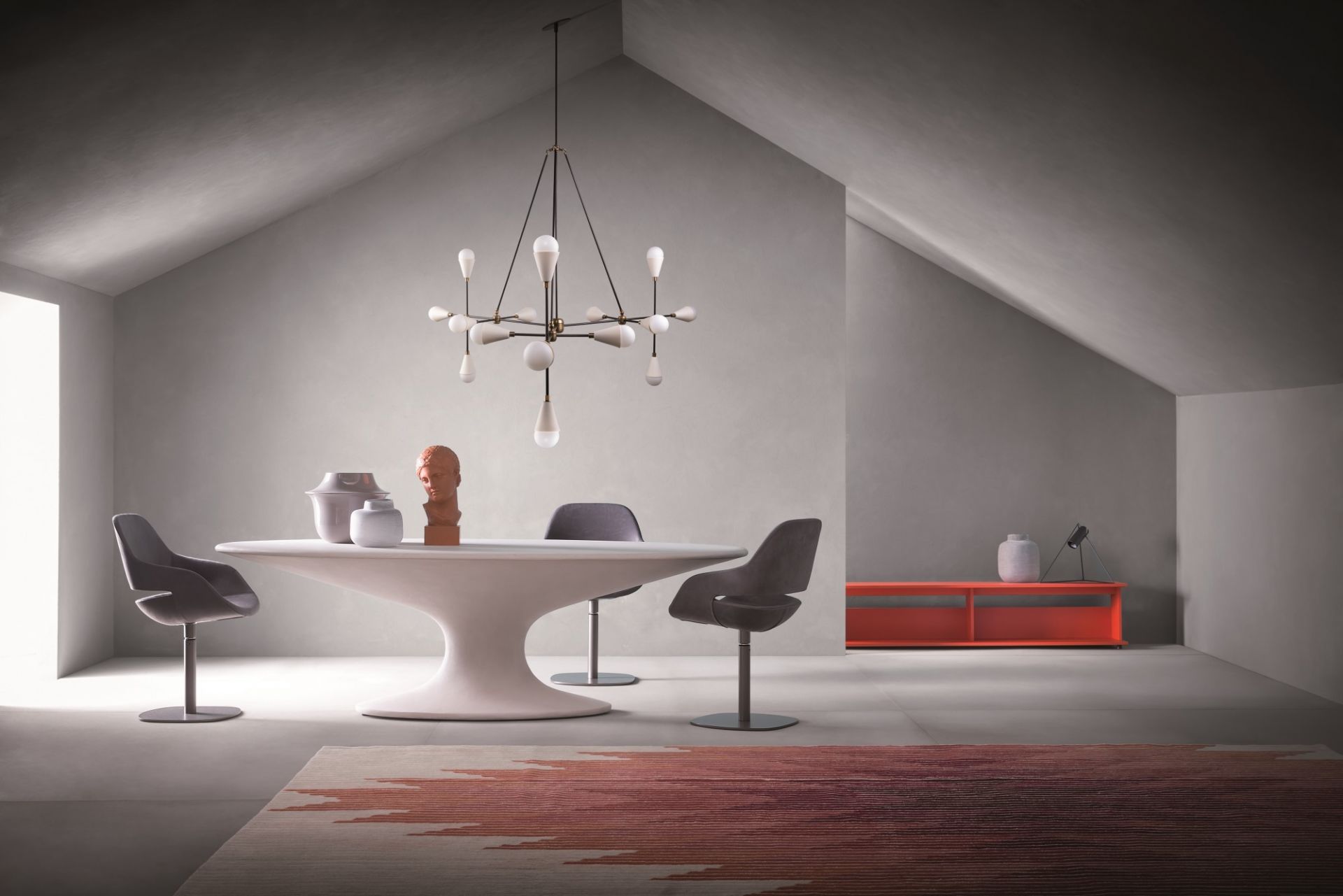 Fenice Tisch von Zanotta, runder Esstisch in modernem Interieur mit Stühlen und Teppich.