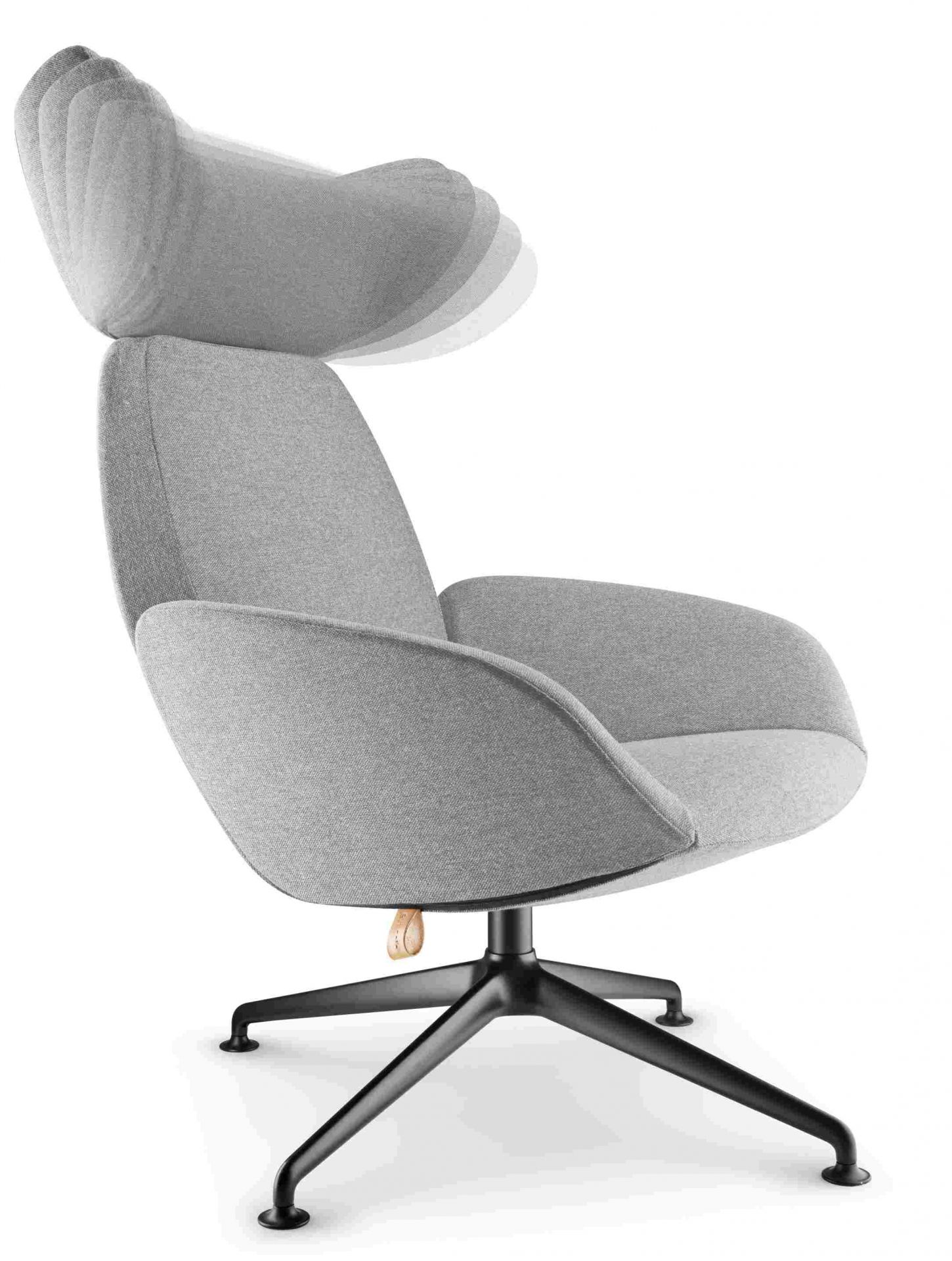 Grauer Laze Sessel von Eva Solo mit verstellbarer Kopfstütze und schwarzem Fußkreuz.