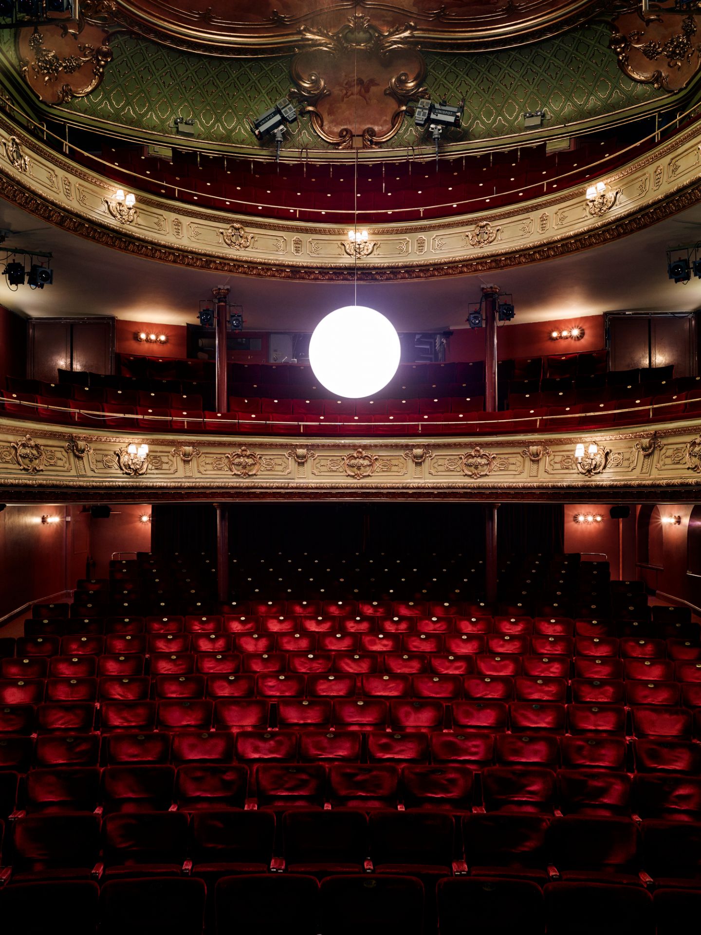 Große, runde Luna Lamp Pendelleuchte von Design House Stockholm, schwebend in einem eleganten Raum.
