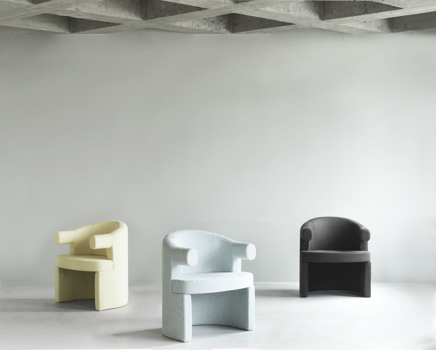 Drei Burra Stühle von Normann Copenhagen in Gelb, Hellblau und Grau. Design Stuhl.