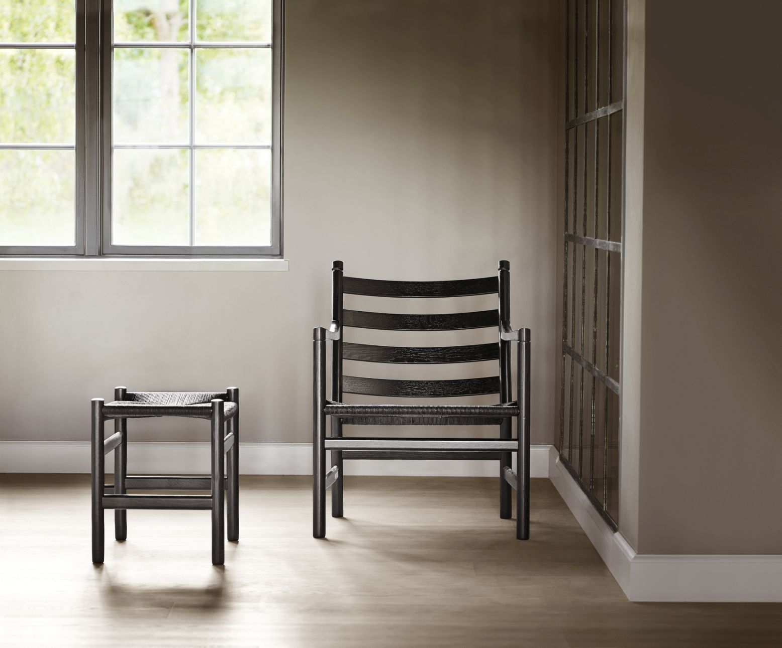 Schwarzer CH53 Hocker von Carl Hansen & Søn, skandinavisches Design, Sitzmöbel aus Holz und Kordel.