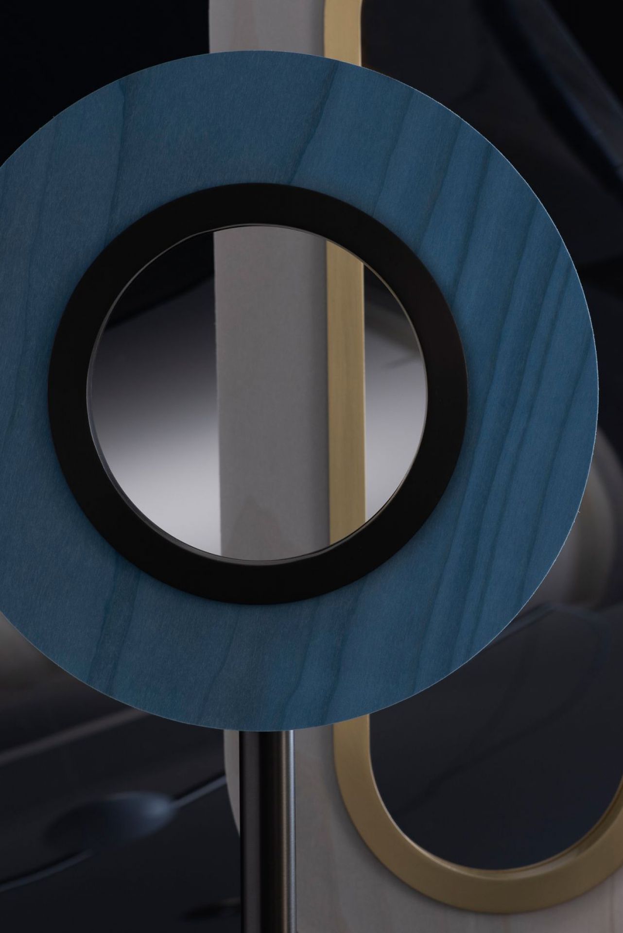 Detailaufnahme der Lens LED Wandleuchte von LZF Lamps in Blau mit schwarzem Metallring.