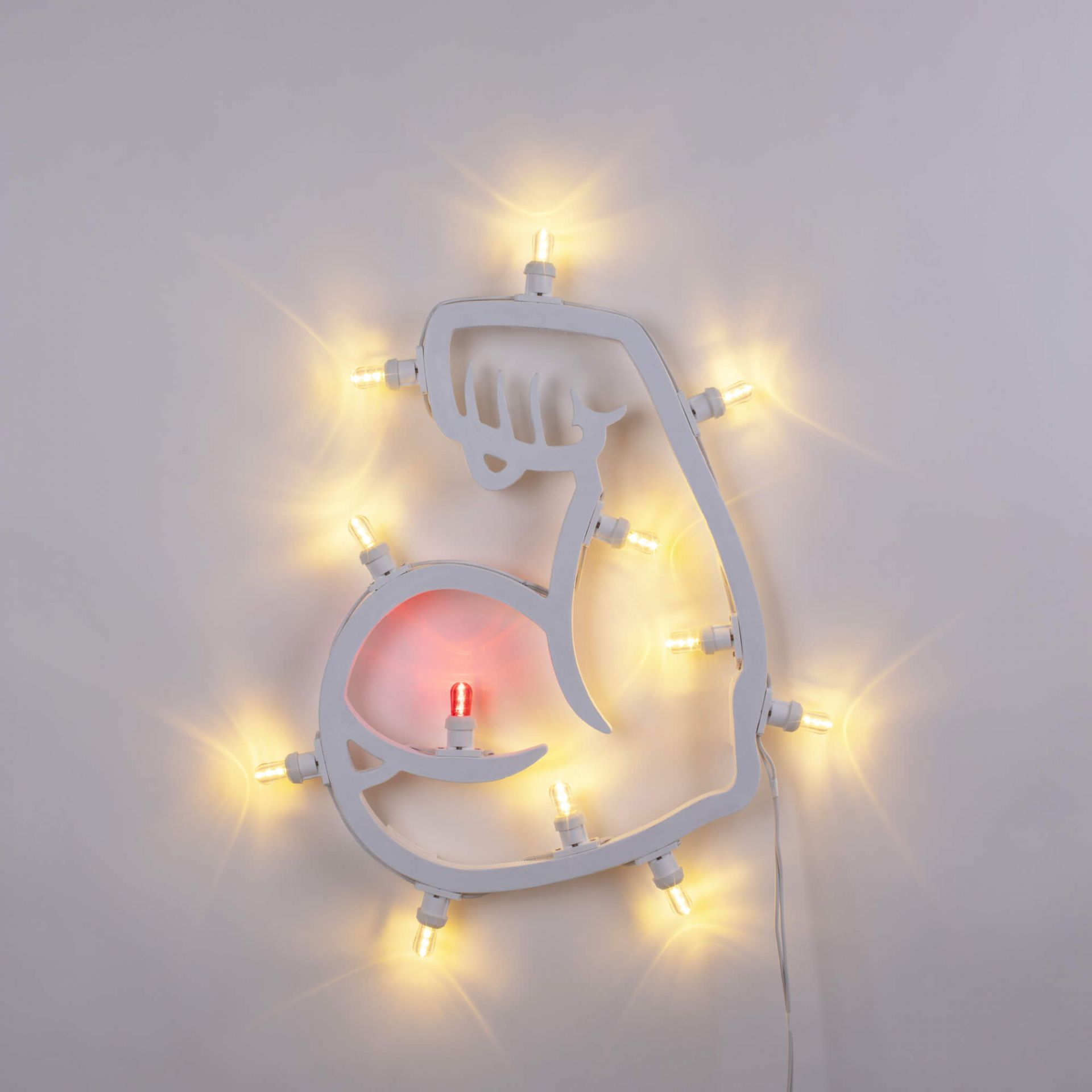 Weiße Hotlight Biceps LED Leuchte von Seletti in Form eines muskulösen Arms mit Glühbirnen.