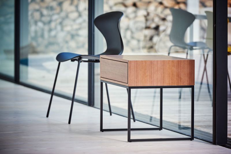 Dina Beistelltisch von Jan Kurtz aus Eiche mit Schublade und schwarzem Metallgestell.