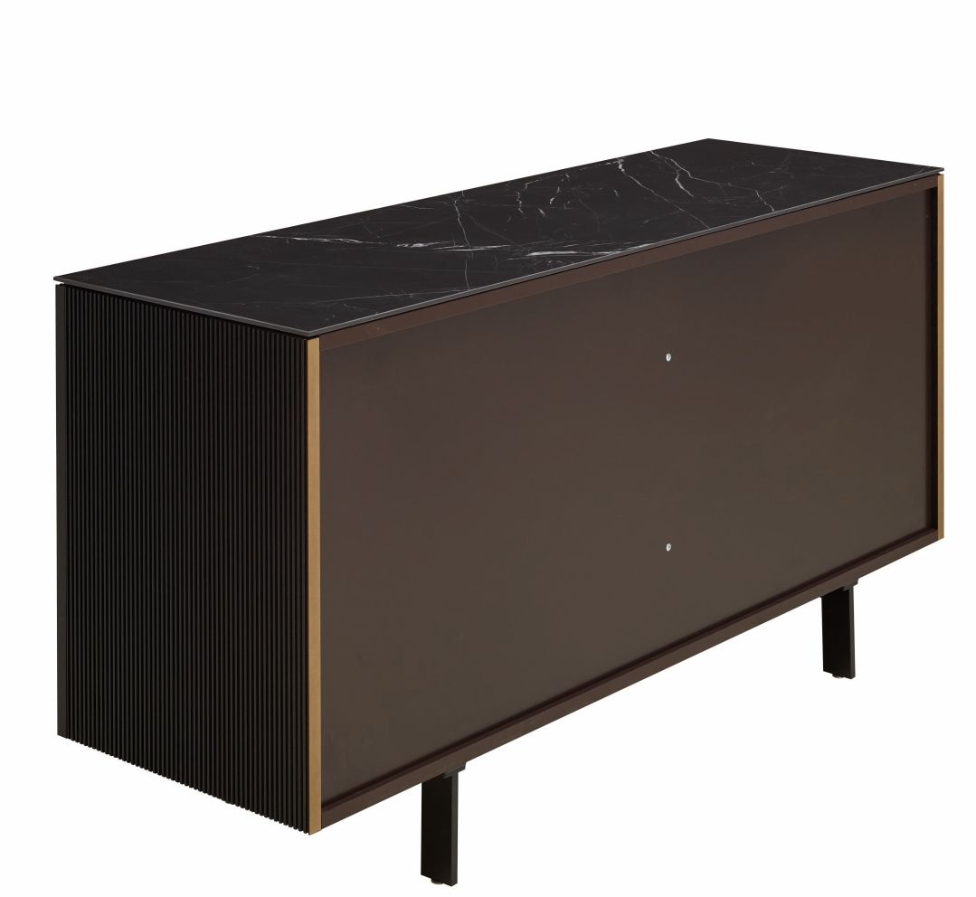 Selvans Sideboard von ligne roset mit schwarzer Marmorplatte und braunen Fronten. Modernes Design.