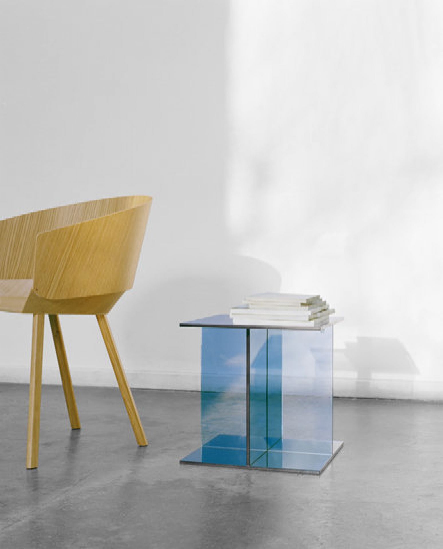 CT08 Vier Beistelltisch von Philipp Mainzer dunkelblau e15