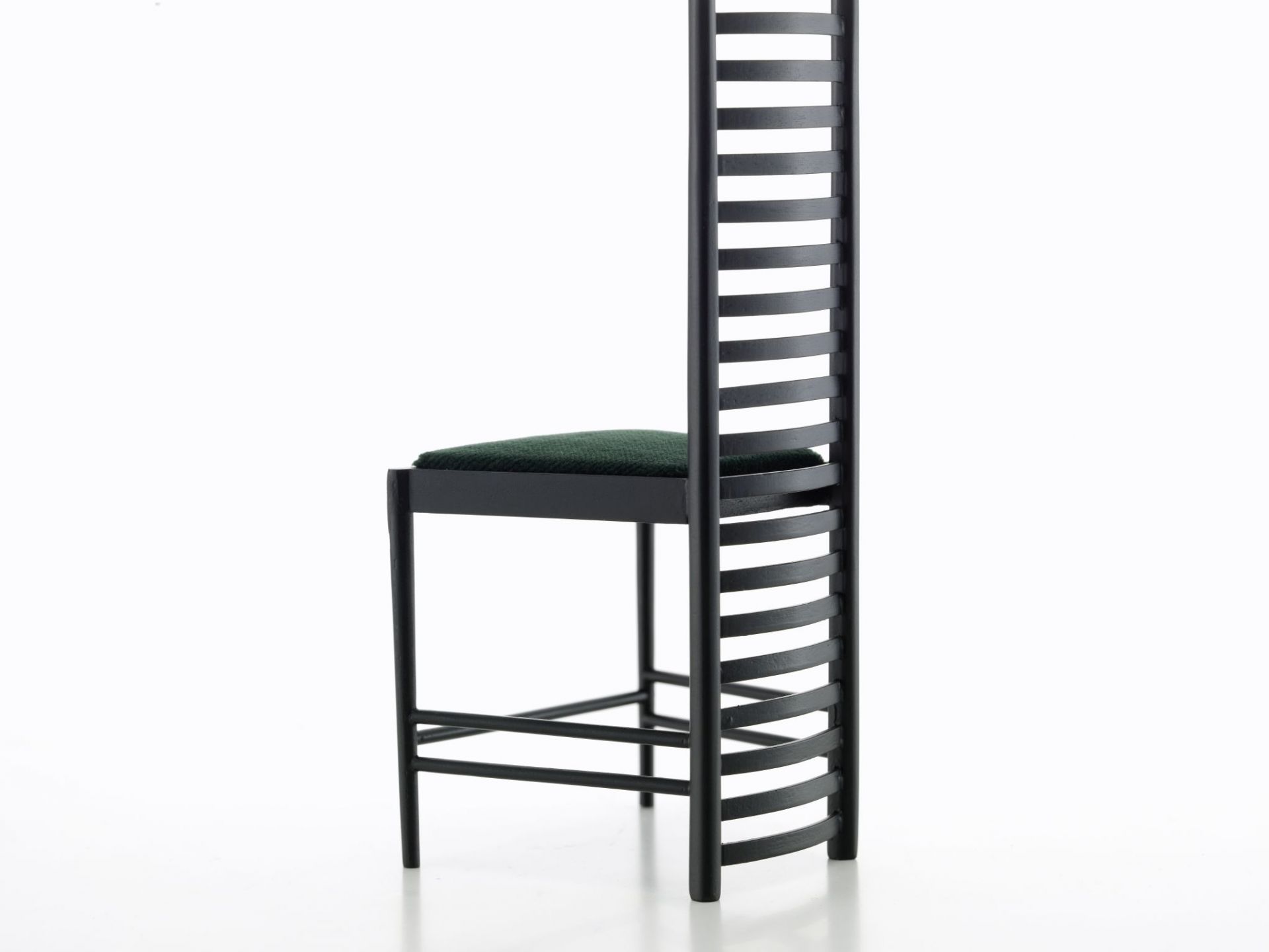 Detailansicht des Hill House Stuhls in Miniatur, schwarzes Gestell, grüner Sitz, Vitra Design.