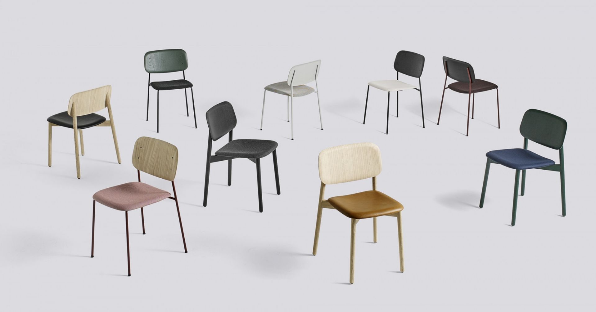 Produktbild: Mehrere Hay Soft Edge Stühle aus Holz in verschiedenen Farben.