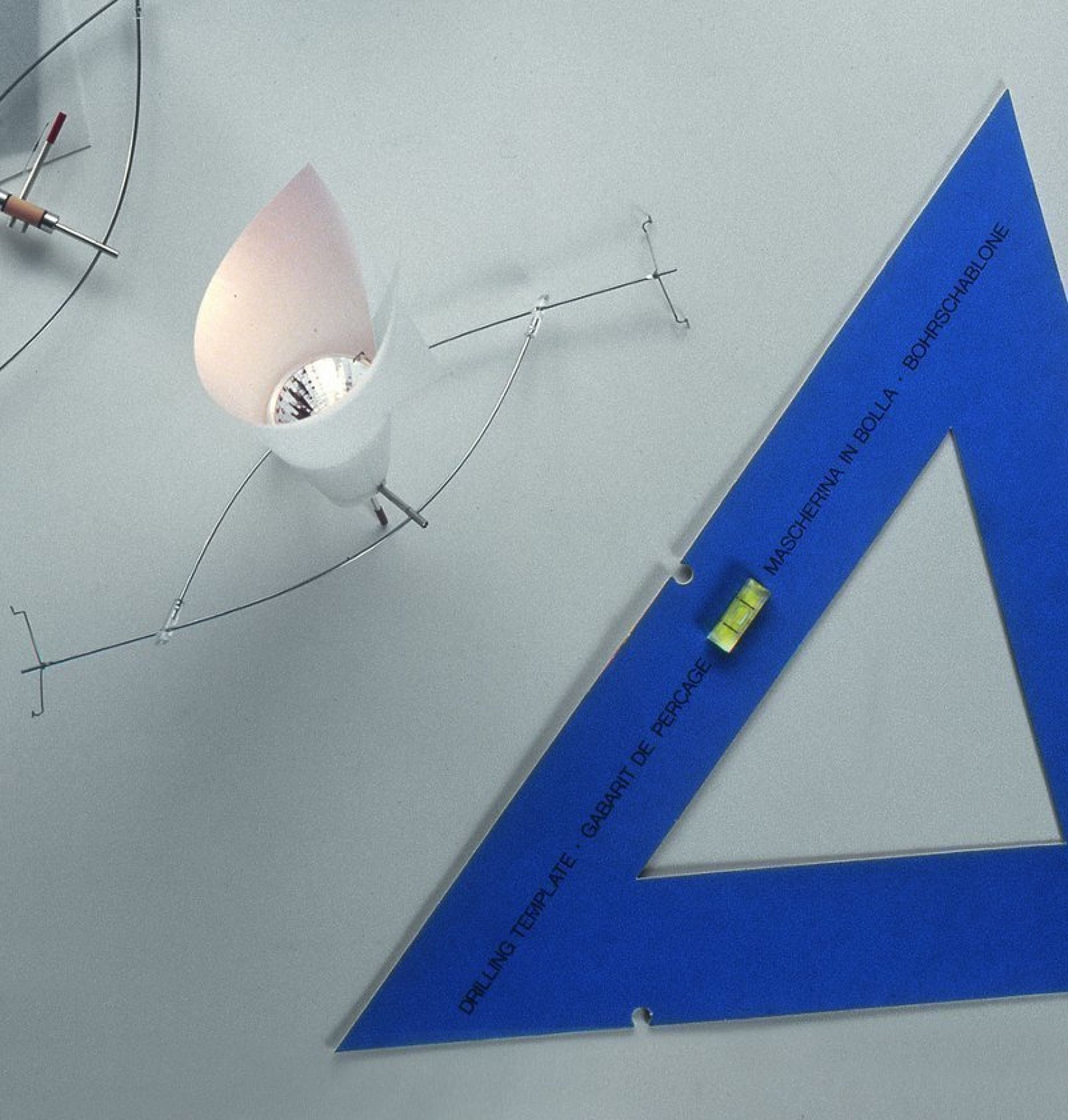 BAKARÚ Lichtelement von Ingo Maurer, modernes Design, weiße Lampe mit Drahtgestell und blauer Schablone.