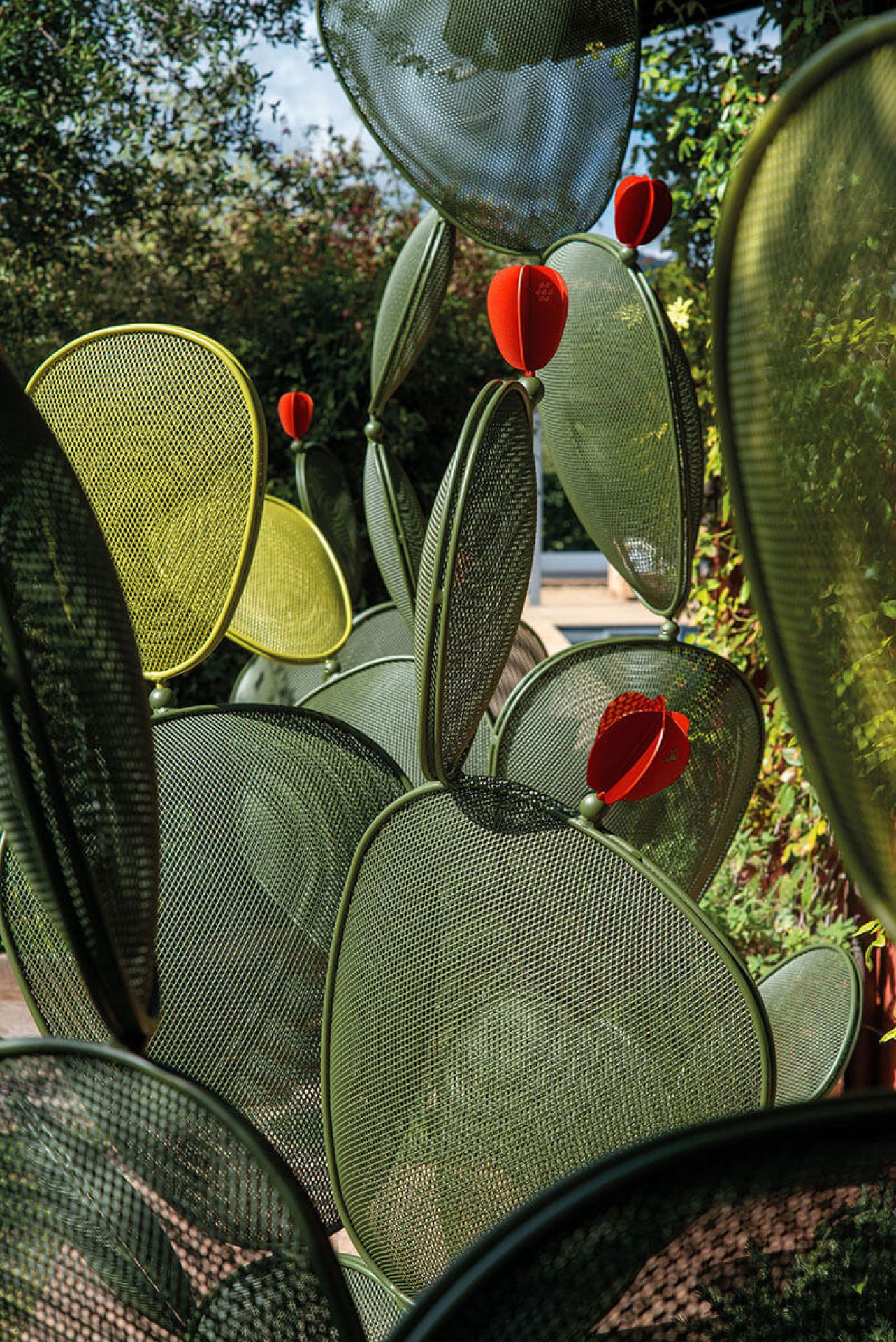 Ficus Obst Gartenzubehör: Detailaufnahme der dekorativen Emu Stehleuchte in Kaktusform mit roten Akzenten.