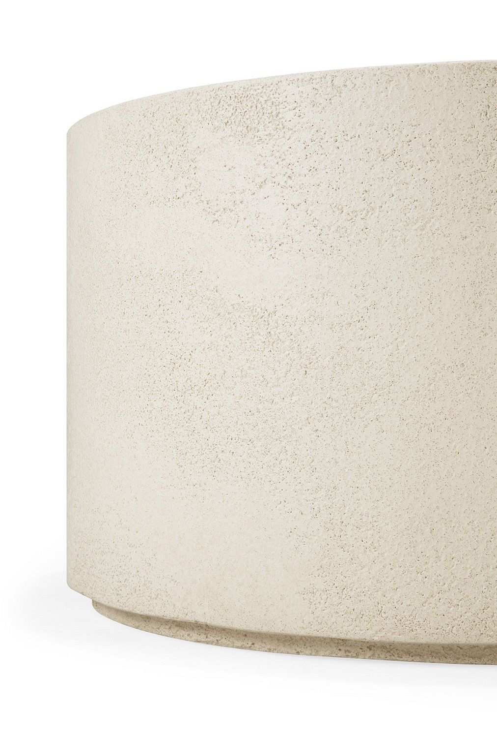 Detailaufnahme des runden Elements Couchtischs in Off White mit Microzement-Oberfläche.