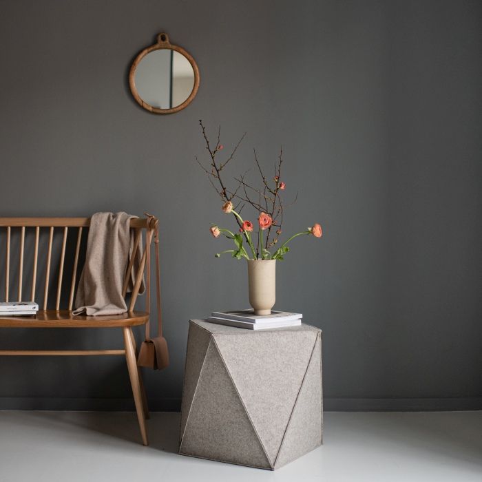Brilli Sitzmöbel von Hey Sign: Moderner, grauer Filzhocker als Beistelltisch mit Blumen und Deko.