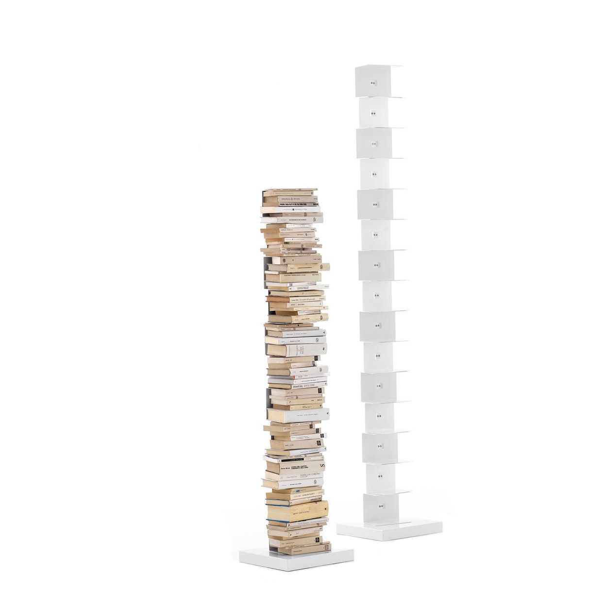 Ptolomeo Bücherregal: Weißes, minimalistisches Regal mit Büchern gefüllt, daneben leeres Regal. Design für moderne Wohnräume.