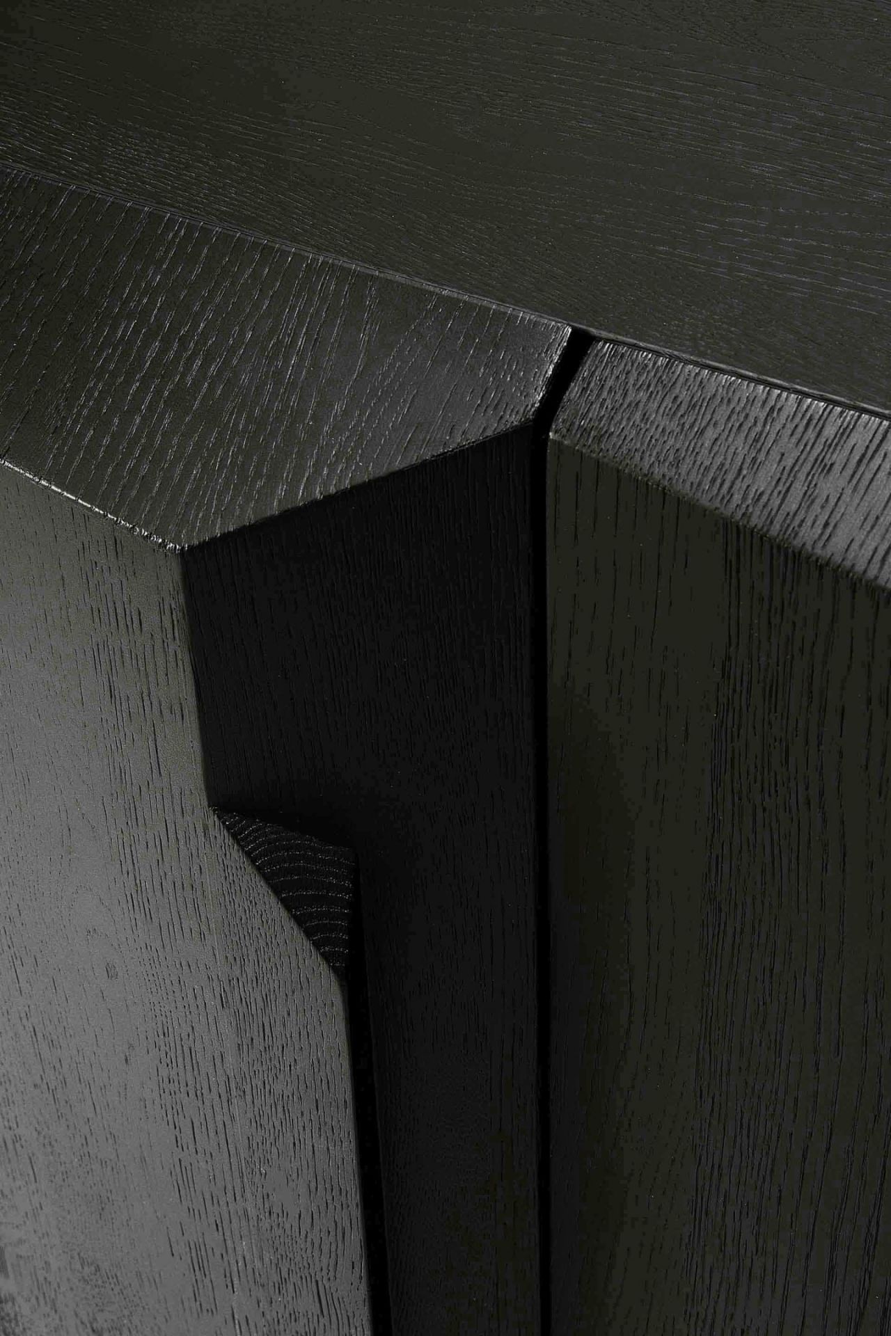 Detailaufnahme der schwarzen Stairs Anrichte von Ethnicraft aus lackierter Eiche.