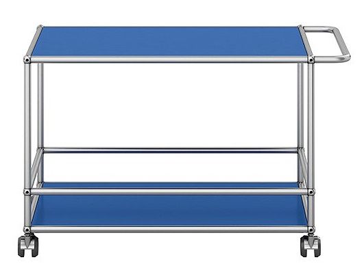 USM Haller Servierwagen in Enzianblau mit zwei Ablageflächen und Rollen, modernes Möbeldesign.