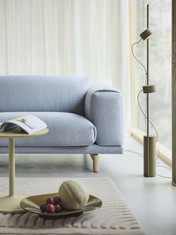 Hellblaues Muuto Rest Sofa, 2-Sitzer, mit Beistelltisch, Lampe und Teppich in einem hellen Raum.
