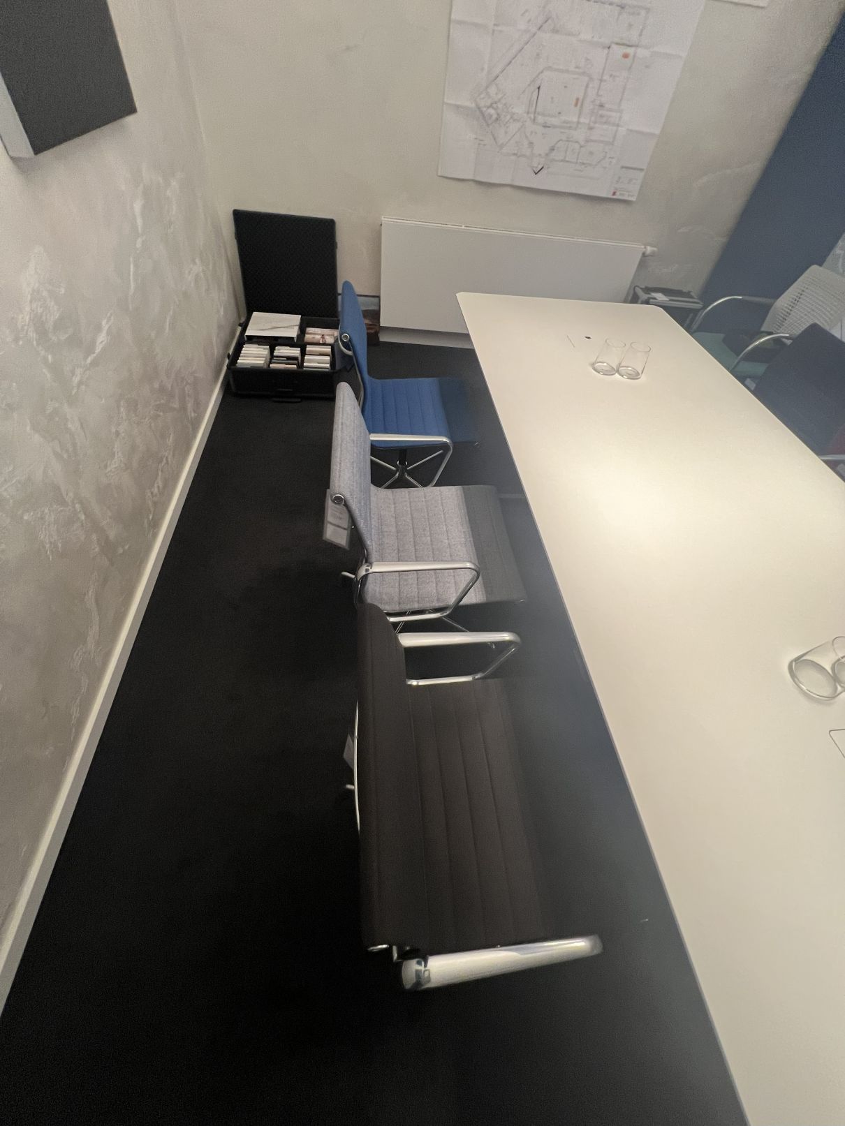 USM & Vitra Eames Aluminium Chair Besprechungskombination AUSSTELLUNGSSTÜCK / GEBRAUCHTMÖBEL