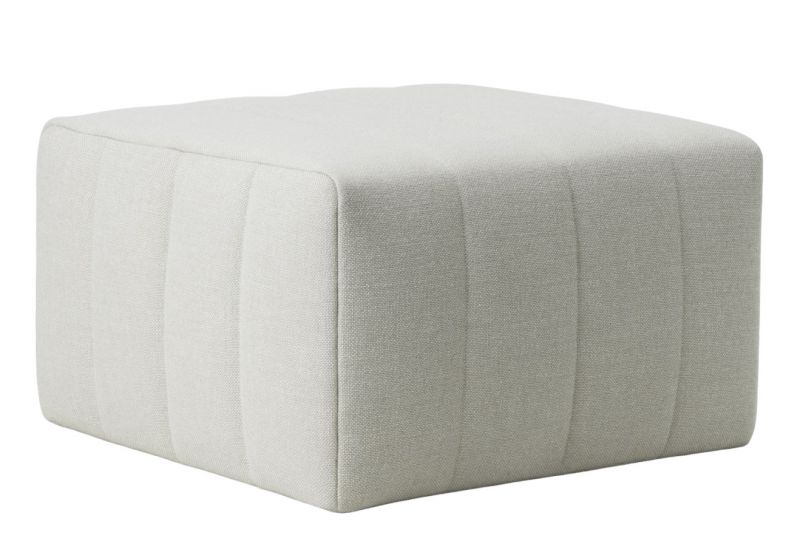 Weißer, würfelförmiger Scene Pouf Hocker von Normann Copenhagen, ideal als Sitzgelegenheit oder Fußablage.