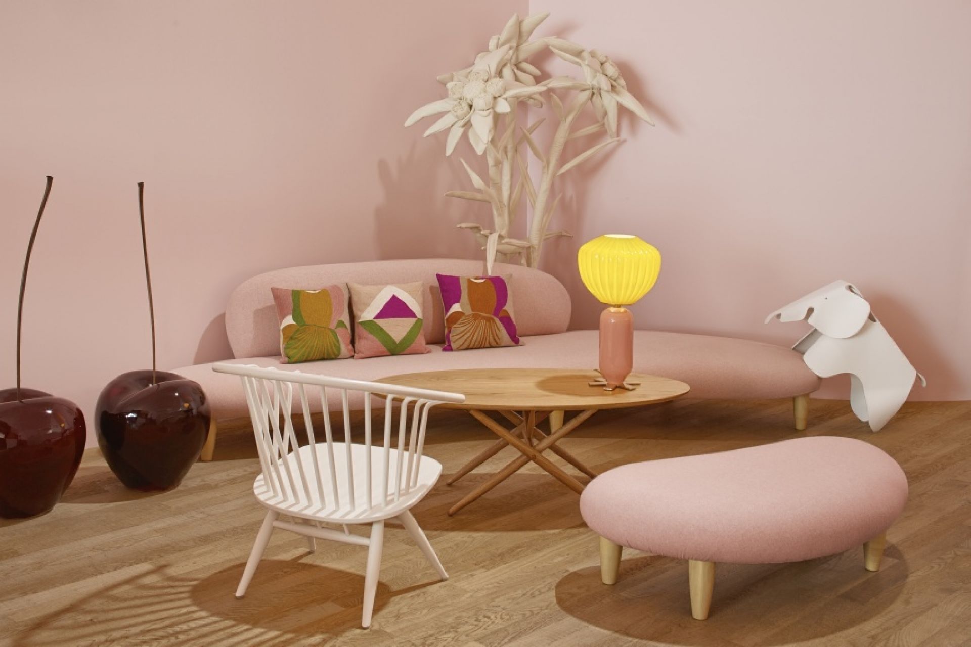 Rosa Freeform Ottoman von Vitra im Wohnzimmer, kombiniert mit Sofa und Beistelltisch.