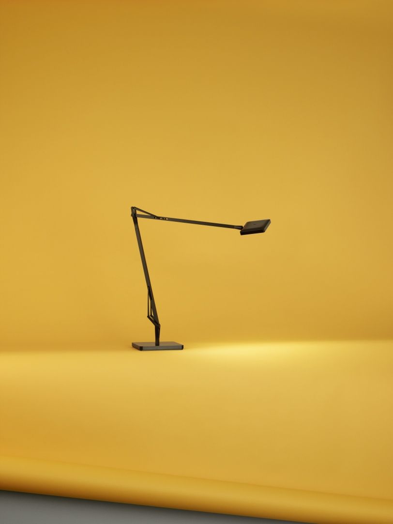 Schwarze Kelvin Edge Tischleuchte von Flos, moderne LED-Lampe für Büro und Schreibtisch.