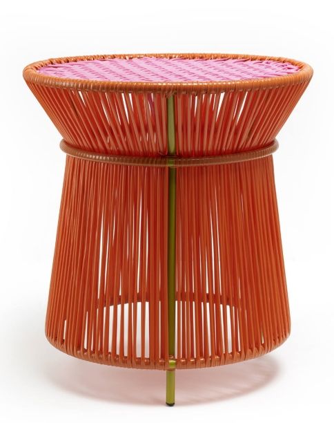 Caribe Beistelltisch Outdoor in Orange und Rosa: Moderner Gartentisch aus geflochtenem Kunststoff.