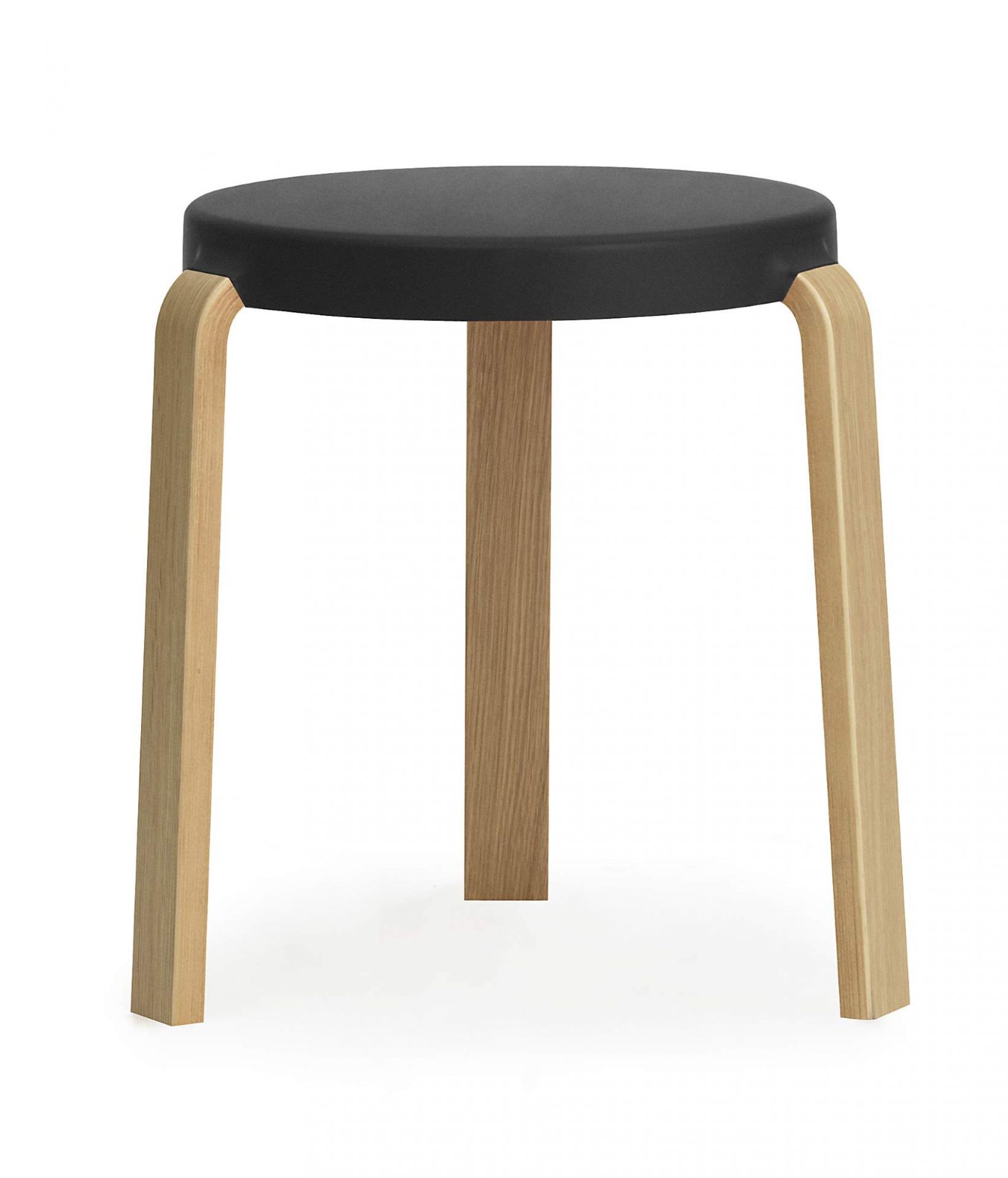 Tap Hocker von Normann Copenhagen mit schwarzer Sitzfläche und hellem Holzgestell, isoliert auf Weiß.