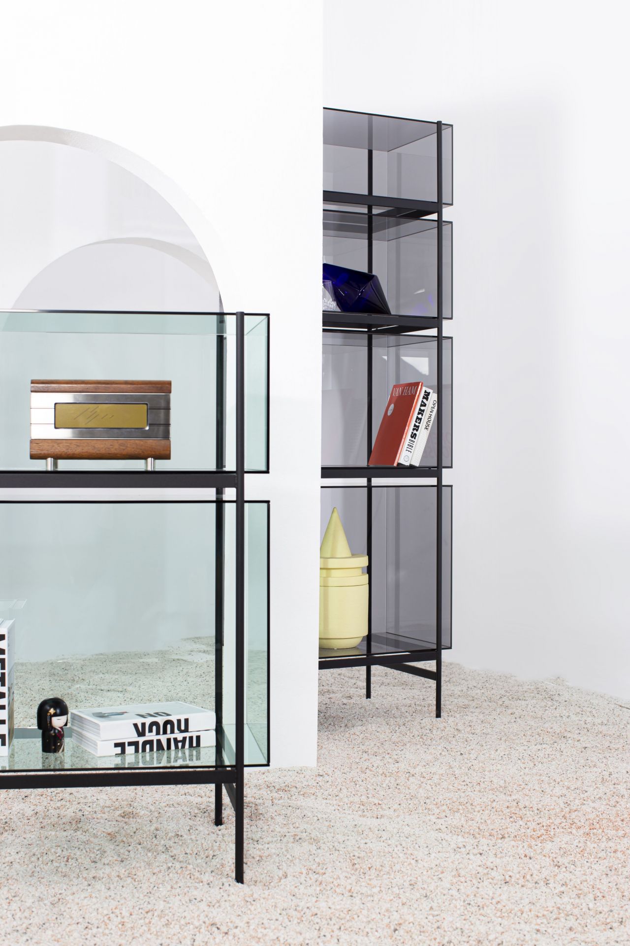 Lyn High Regal von Pulpo, blaues Glas, schwarzes Metallgestell, modernes Design für Wohnzimmer und Büro.