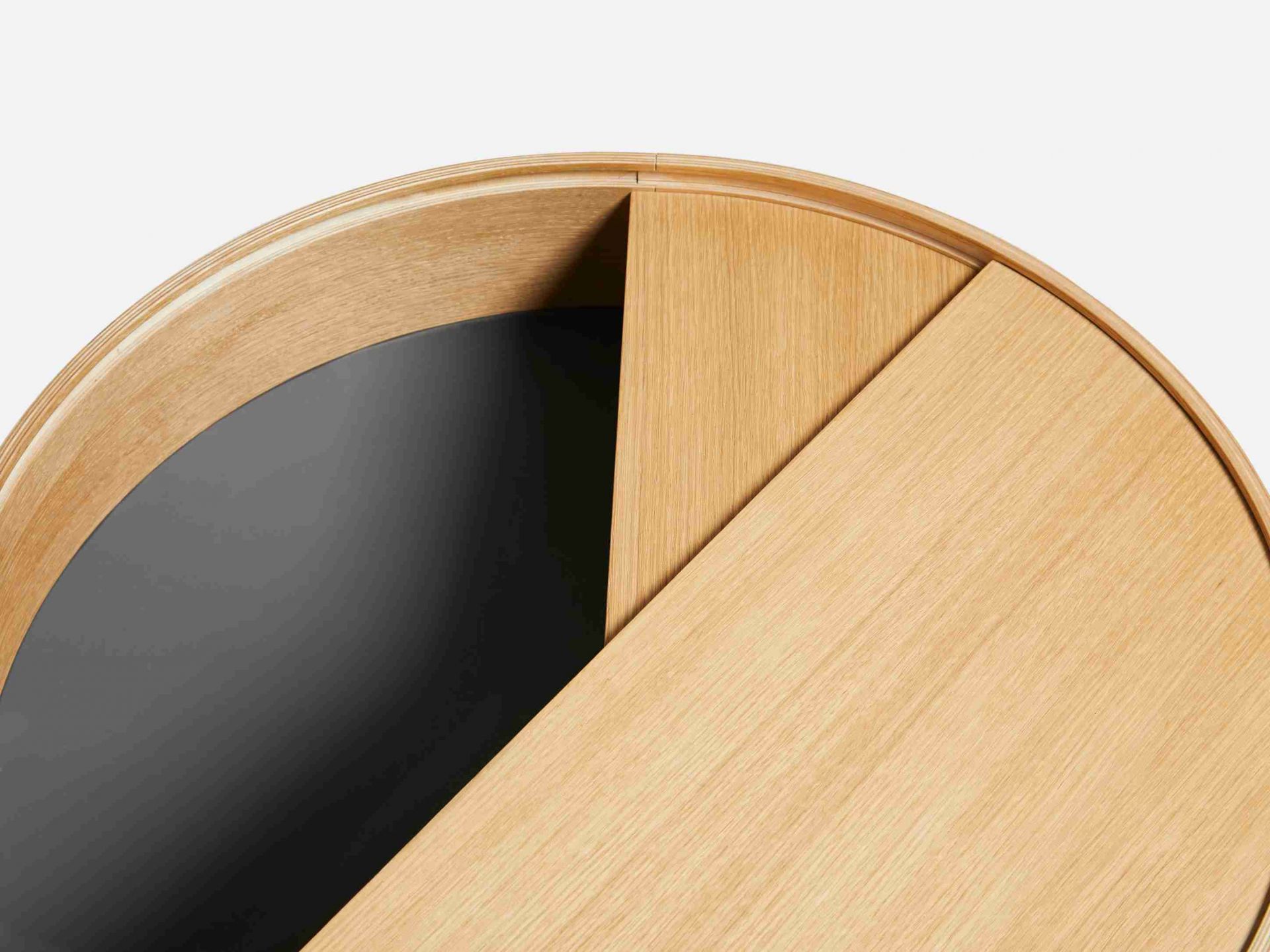 Detailaufnahme des Arc Side Table von Woud, Beistelltisch aus geölter Eiche mit schwarzem Stauraum.
