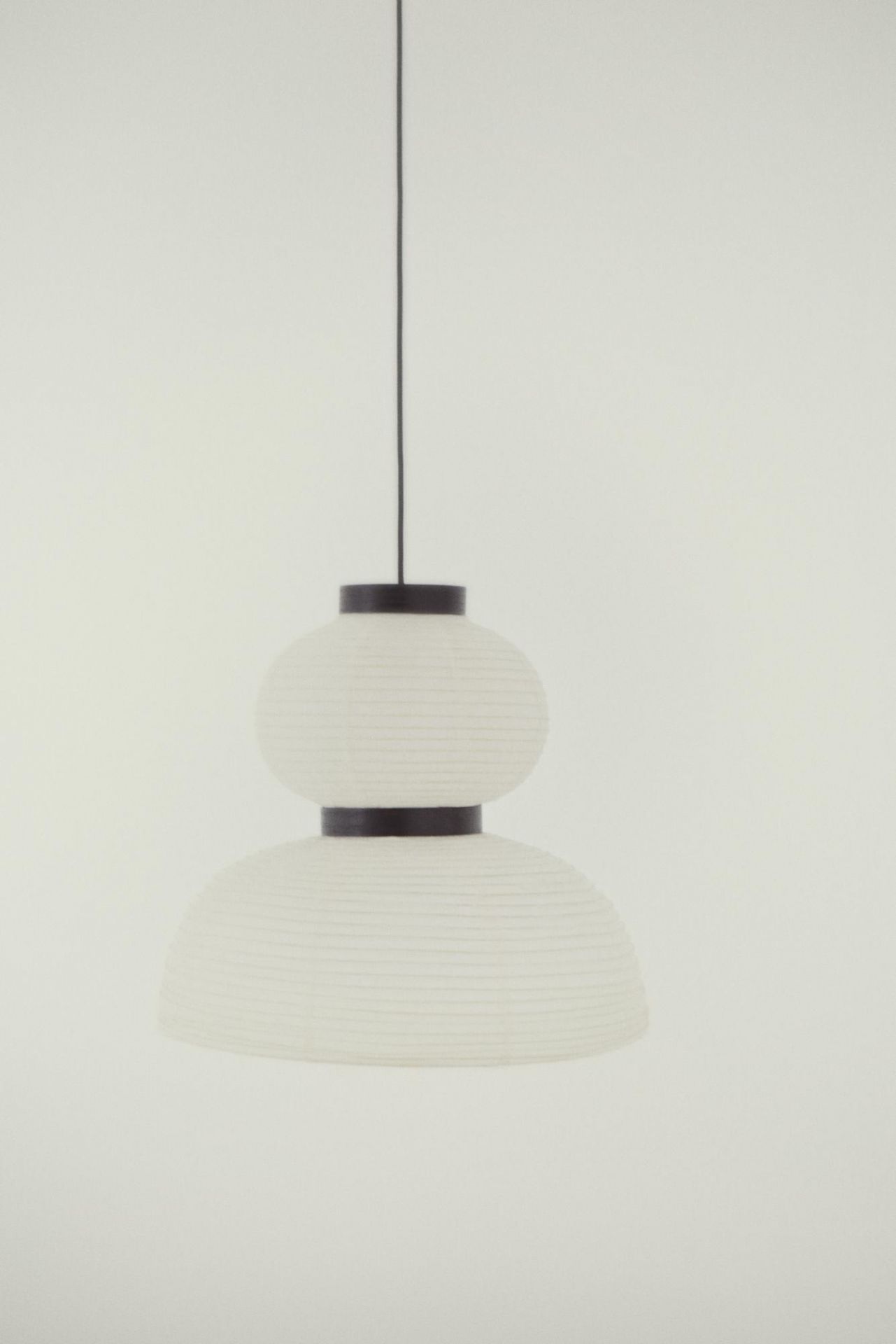 Formakami Hängeleuchte von AndTradition: Weiße Papierlampe mit zwei Segmenten und schwarzem Akzent.