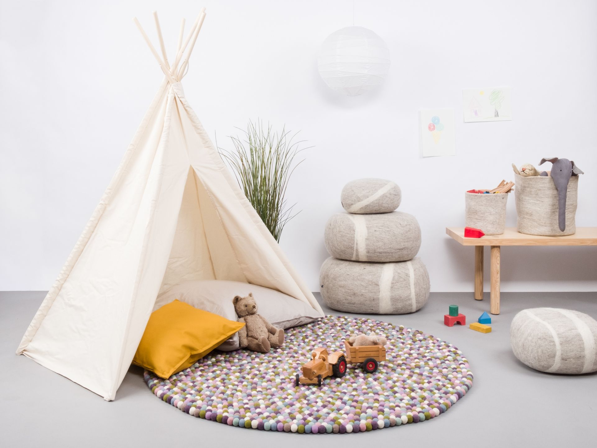 Runder Filzkugel Teppich von myfelt, 180 cm Durchmesser, im Kinderzimmer mit Spielzeug.