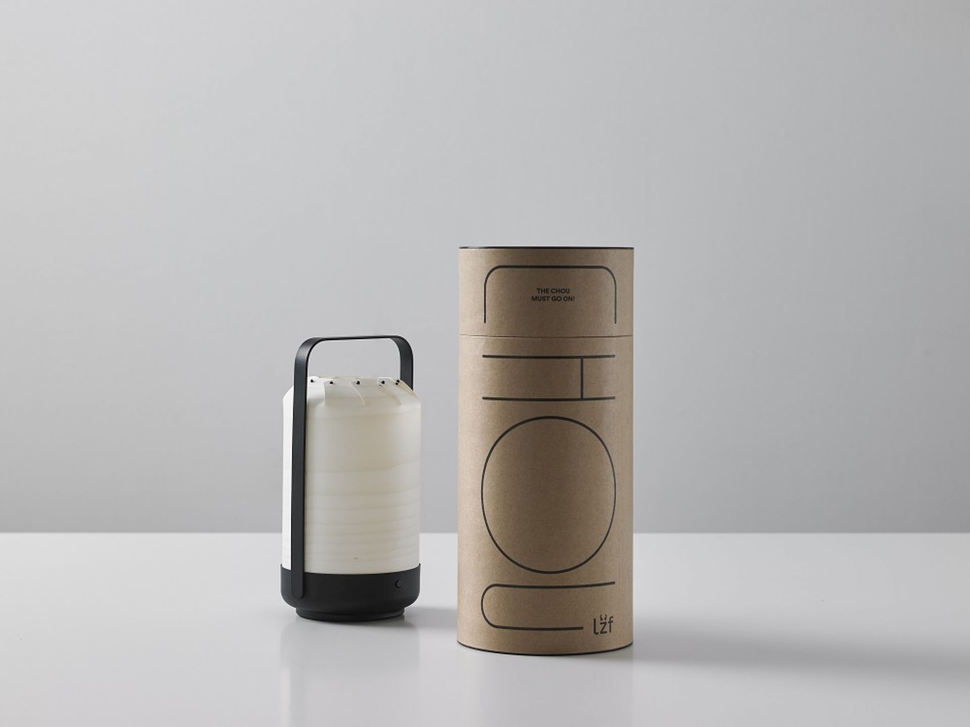 Chou Mini LED Akkuleuchte von LZF Lamps mit Verpackung. Tischleuchte für Innenräume.