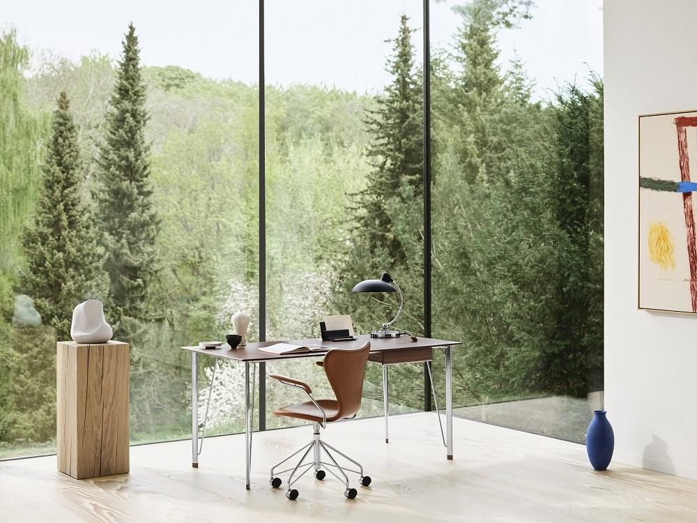 FH3605 Schreibtisch von Fritz Hansen: Walnuss Schreibtisch mit Chromgestell und Schublade in modernem Büro.