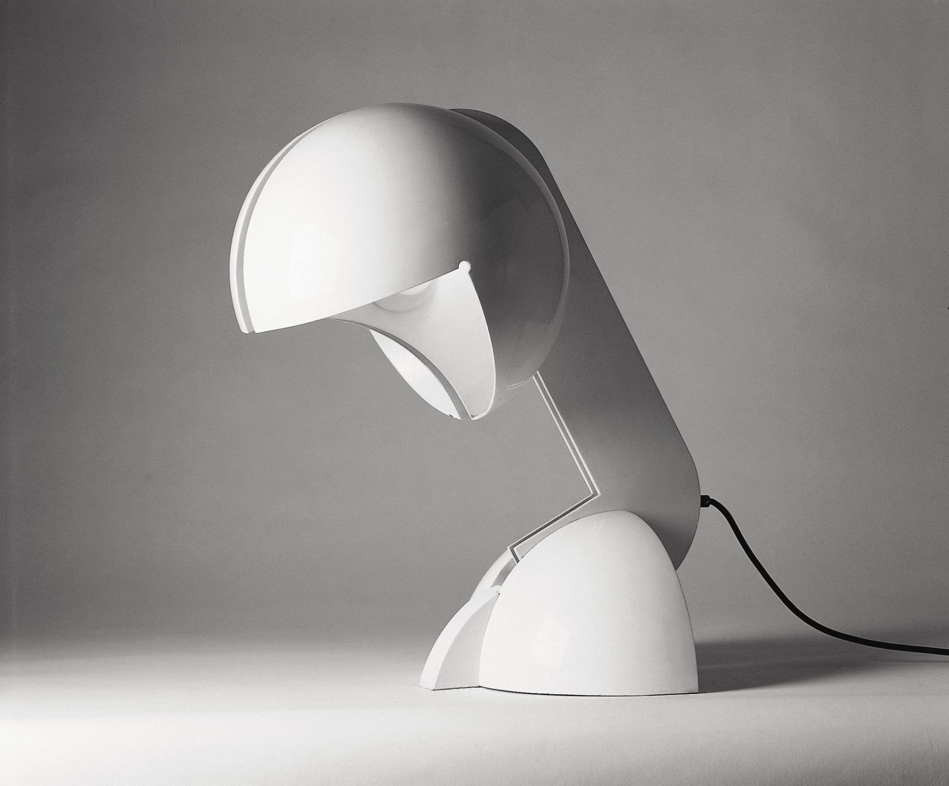 Weiße Ruspa Tischleuchte von Martinelli Luce, modernes Design für Schreibtisch und Nachttisch.