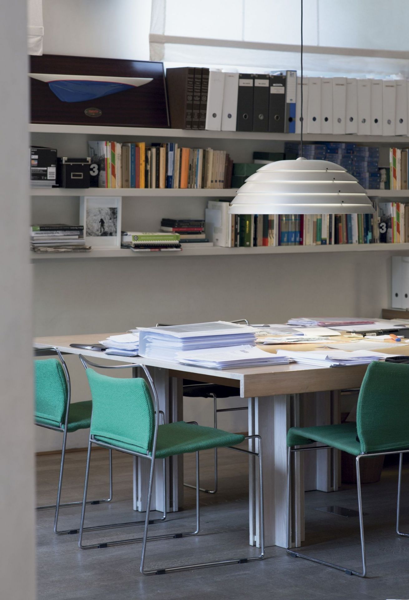 Helle Cupolone Pendelleuchte von Martinelli Luce über einem Schreibtisch in einem Büro.