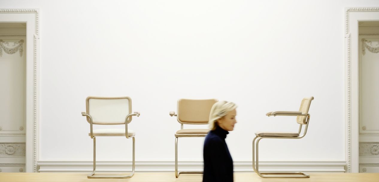 JS. Thonet S 64 P Freischwinger Stühle in verschiedenen Ausführungen vor weißem Hintergrund. Designklassiker für Wohnen und Büro.